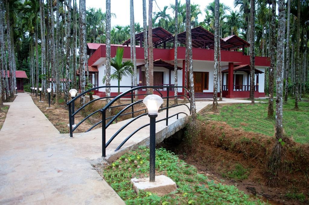 ลา ฟลอรา ปราครุฑ รีสอร์ต โคออร์ค Hotel มาดิเครี ภายนอก รูปภาพ